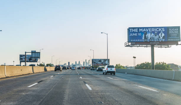 route sur l’autoroute interstate 95 avec voitures et trafic et paysage urbain ou skyline du centre-ville pendant le coucher du soleil - 2277 photos et images de collection