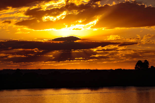 pôr do sol no lago paranoá, cidade de brasília. distrito federal. - lago paranoá - fotografias e filmes do acervo