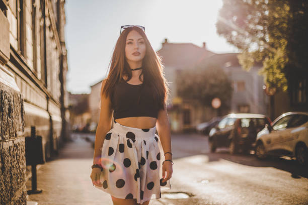 giovane donna hipster che si gode la soleggiata giornata estiva in città - sex symbol sensuality shirt image foto e immagini stock