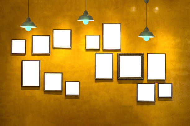 istock Vintage wall background with photo frame and light, Interior gallery 811097460