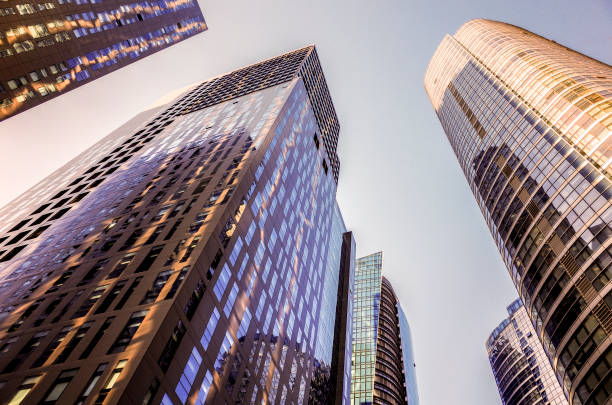 wieżowce w dzielnicy finansowej. drapacze chmur na tle błękitnego nieba, - new york city new york state business financial district zdjęcia i obrazy z banku zdjęć