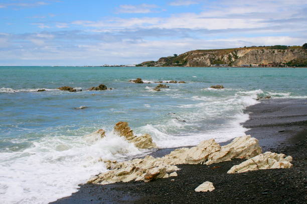 idilliaca baia kaikoura di onde d'acqua, paesaggio costiero della spiaggia nel cielo drammatico, regione di canterbury, panorama della nuova zelanda meridionale - marlborough region zealand new new zealand foto e immagini stock