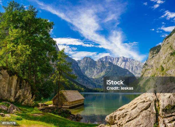 Holzhütte An Idyllischen Küste Gegen Hochgebirge Stockfoto und mehr Bilder von Blockhütte - Blockhütte, Alpen, Alt