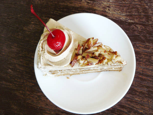 gâteau crème d’amande - cake dessert birthday cake mousse photos et images de collection