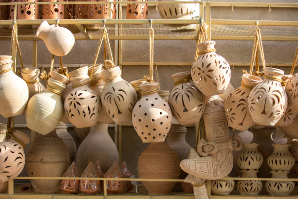 cerâmica a venda em um mercado em nizwa - jug water pottery clay - fotografias e filmes do acervo