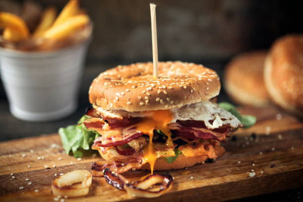 fresh tasty burger - bacon cheeseburger imagens e fotografias de stock