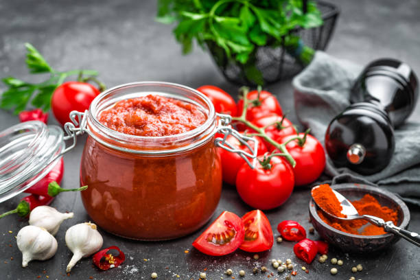 tomatensauce - tomatensoße stock-fotos und bilder
