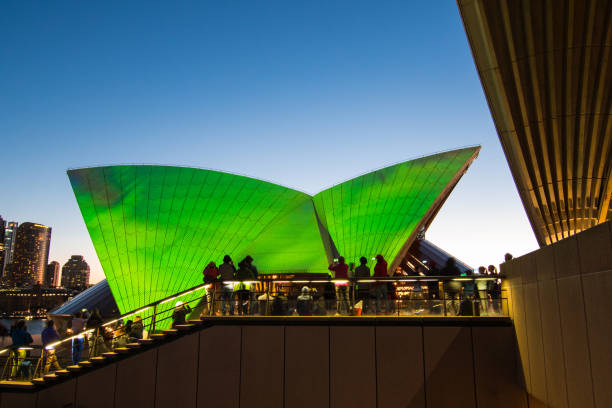 sydney opera house 'badu gili' proyección - sydney opera house sydney harbor opera house bright fotografías e imágenes de stock