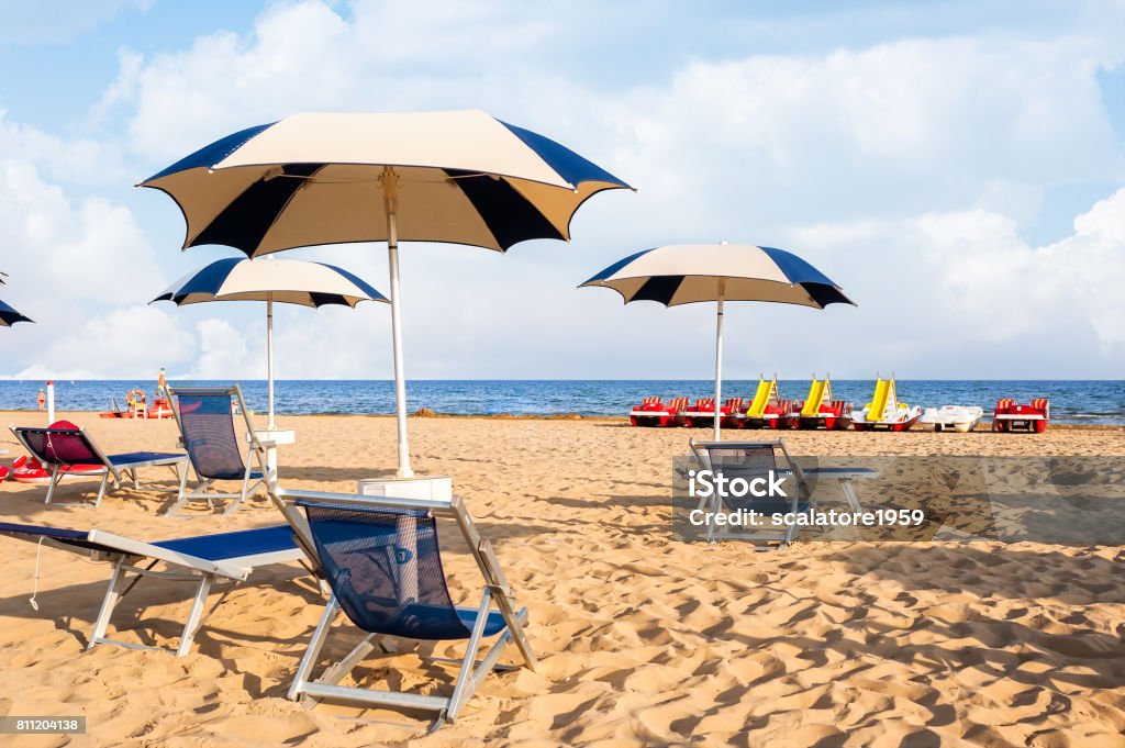 Sonnenschirm Strand Zum Relaxen Und Sonne Setzen Strand Stockfoto und mehr  Bilder von Chaiselongue - iStock