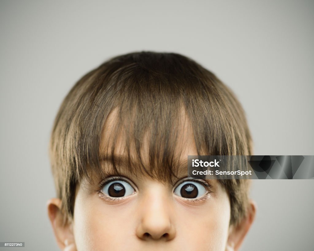 Surpris de petit garçon avec des sourcils surélevés - Photo de Surprise libre de droits