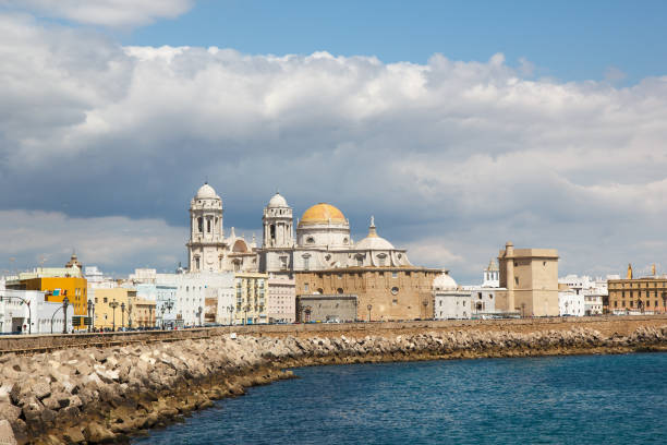 カディス、スペインで大聖堂のカンポ ・ デル ・ スル - christianity cadiz spain old town ストックフォトと画像