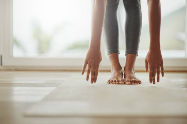 yoga siempre puede ser modificado para adaptarse a las necesidades de las personas - doblado actividad física fotografías e imágenes de stock