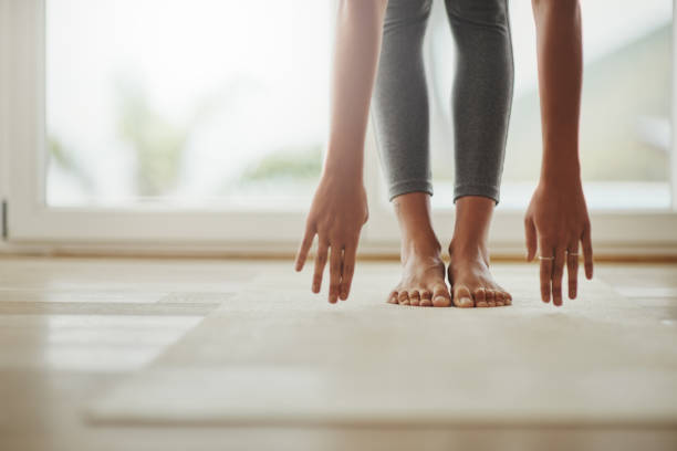 ioga pode sempre ser modificada para atender às necessidades do povo - stretching - fotografias e filmes do acervo