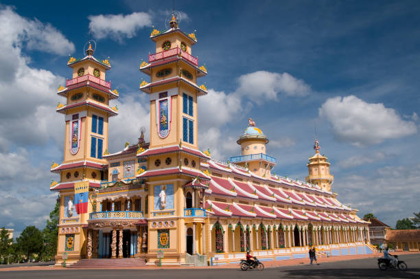 caodaismus tempel, tay ninh provinz, in der nähe von ho chi minh, vietnam - caodaism stock-fotos und bilder