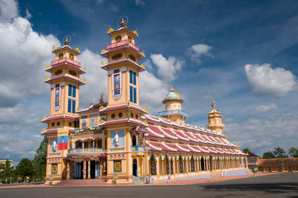 caodaismus tempel, tay ninh provinz, in der nähe von ho chi minh, vietnam - caodaism stock-fotos und bilder