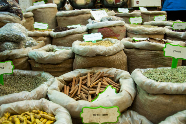 épices à vendre au marché de mahane yehuda, jérusalem, israël - treet photos et images de collection