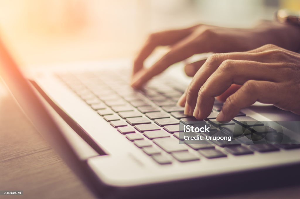 Ordinateur portable, ordinateur, PC de bureau, main de l’homme, bureau / soft photo focus / Vintage concept - Photo de Taper à la machine libre de droits