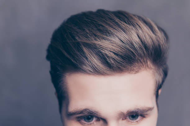 крупным планом фото волос молодого человека на сером фоне - men human hair washing hairdresser стоковые фото и изображения