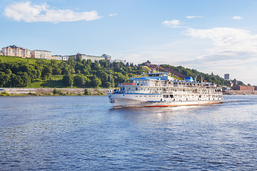 Barco por el río de tres pisos en los rayos del sol de la tarde va a lo largo de las orillas del Volga cerca de Nizhny Novgorod photo