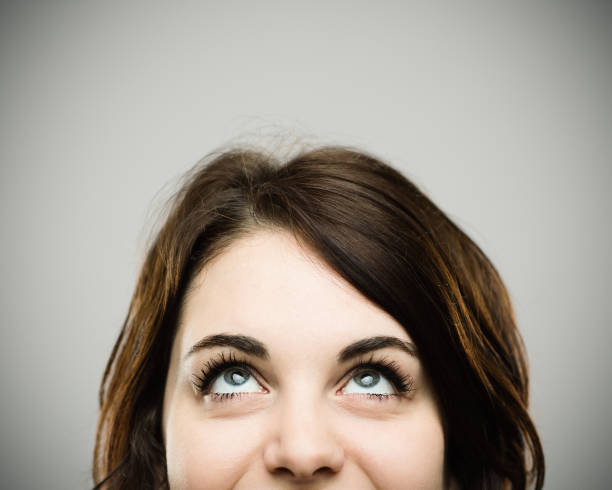 real joven mirando hacia arriba y sonriendo - mirar hacia arriba fotografías e imágenes de stock