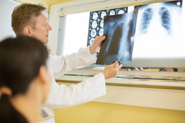 同僚の病院で x 線検査の放射線科医 - radiogram photographic image ストックフォトと画像