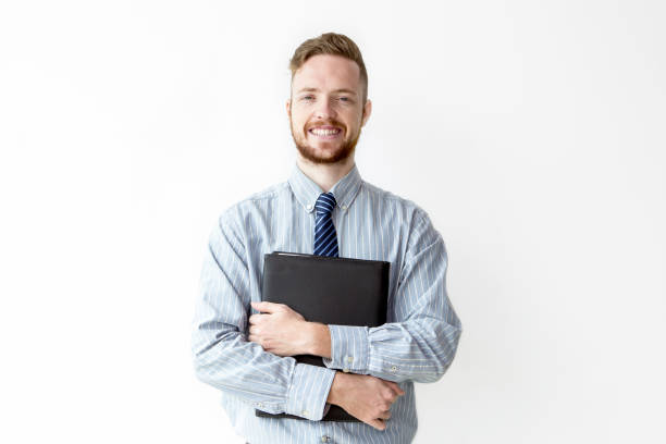 portrait de gestionnaire heureux holding etui cuir - book holding necktie businessman photos et images de collection