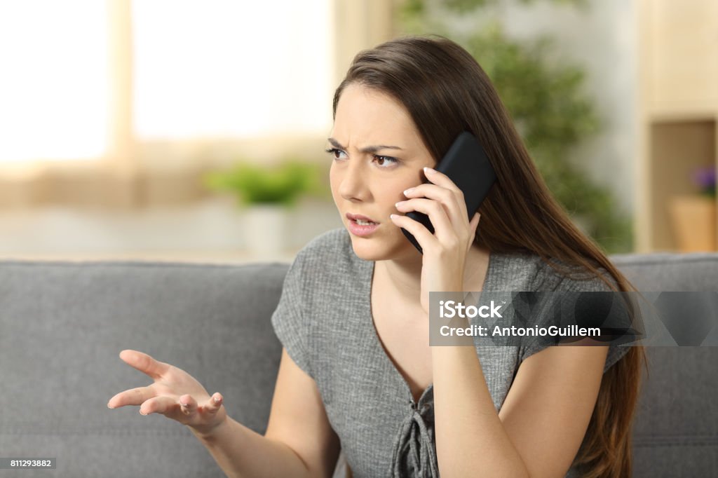 Femme en colère, affirmant lors d’un appel téléphonique - Photo de Se disputer libre de droits
