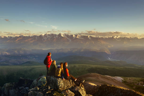 amigos no topo de montanha, olhando para o pôr do sol - people traveling journey group of people hiking - fotografias e filmes do acervo