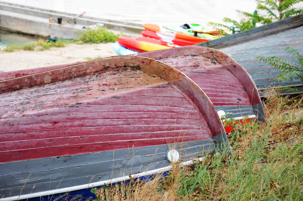 旧ボートビーチに監視員の駅 - rowboat dinghy nautical vessel nautical equipment ストックフォトと画像