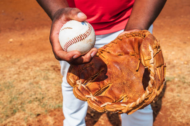 mão segurando de beisebol - baseballs catching baseball catcher adult - fotografias e filmes do acervo