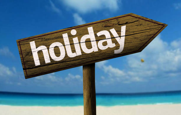 istock Holiday wooden sign on the beach 811334312