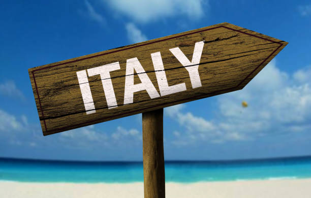 istock Italy wooden sign on the beach 811334338