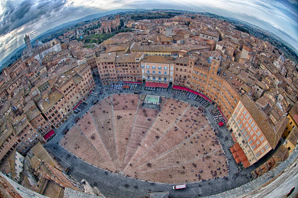 сиена вид с воздуха панорама городской пейзаж - torre del mangia стоковые фото и изображения