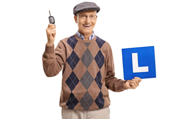 anciano, sosteniendo una llave de coche y una señal de l - l plate fotografías e imágenes de stock