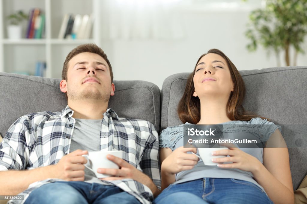 Couple détendu au repos à la maison sur un canapé - Photo de Canapé libre de droits