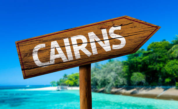 деревянный знак кернса на пляже - cairns стоковые фото и изображения