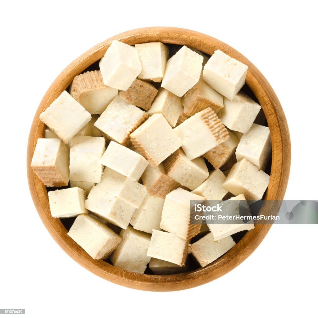 Fumé des cubes de tofu dans un bol en bois - Photo de Tofu libre de droits