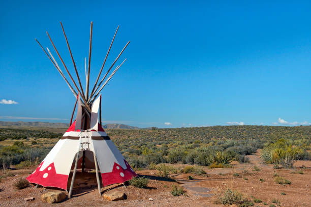 ティーピー、北アメリカのインディアンの住居を転送 - wigwam tent north american tribal culture indigenous culture ストックフォトと画像