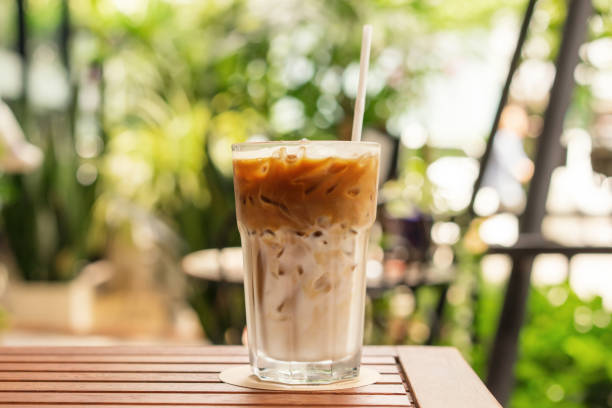 copo de gelado de café sobre a mesa de madeira, dia de verão, close-up - milk shake coffee latté cold - fotografias e filmes do acervo