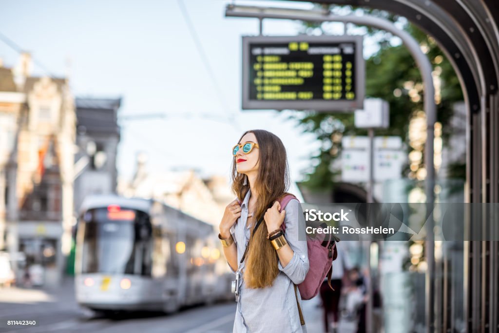 Mujer en la estación de tranvía - Foto de stock de Autobús libre de derechos