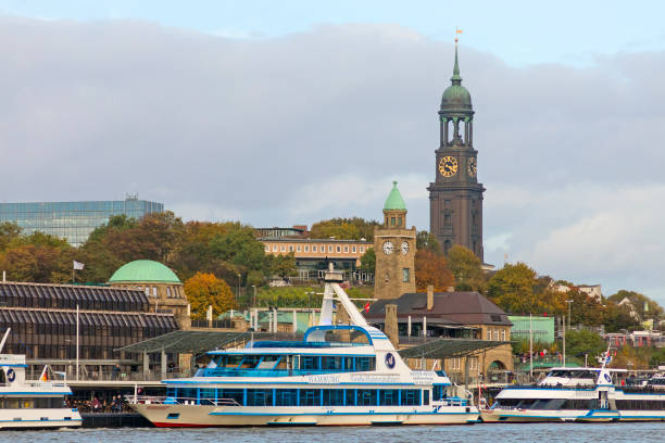 vista del st. pauli piers, una de las principales atracciones de hamburgo. hamburgo, alemania. - gustav ii adolf fotografías e imágenes de stock