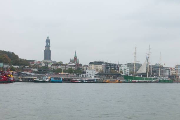 vista del st. pauli piers, una de las principales atracciones de hamburgo. hamburgo, alemania. - gustav ii adolf fotografías e imágenes de stock