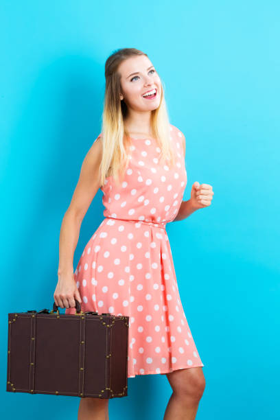 feliz jovem mulher viajando - polka dot suitcase retro revival women - fotografias e filmes do acervo