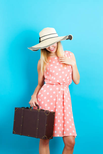 feliz jovem mulher viajando - polka dot suitcase retro revival women - fotografias e filmes do acervo