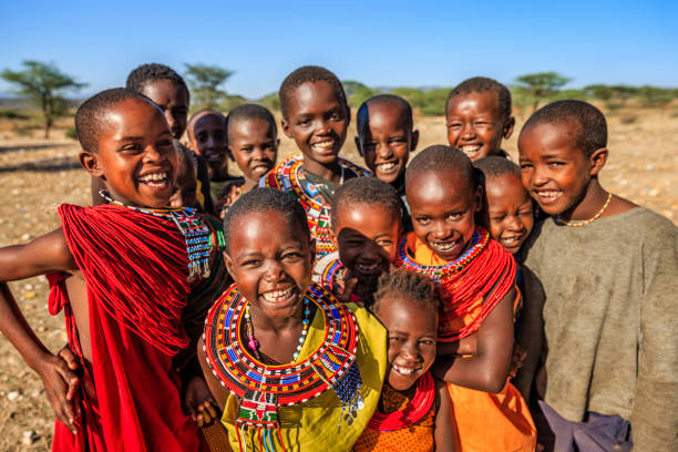 feliz grupo de niños africanos de samburu tribe, kenia, áfrica - africa child village smiling fotografías e imágenes de stock