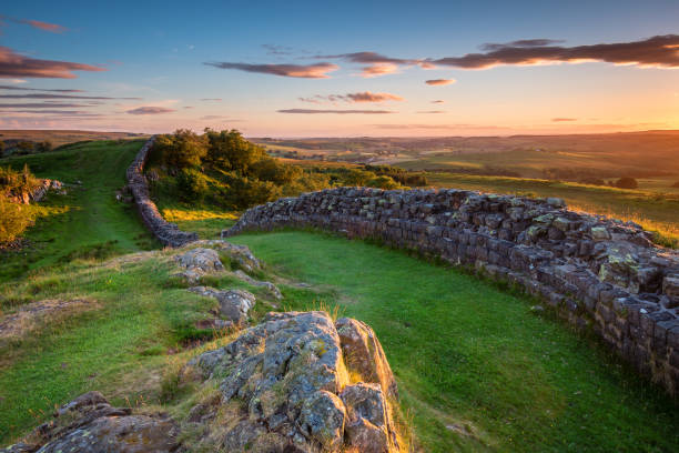 hadrian's wall near sunset at walltown - pennine way imagens e fotografias de stock