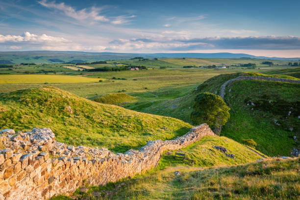 hadrian's wall above steel rigg - pennine way imagens e fotografias de stock