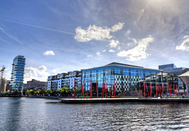 der grand canal docks in dublin, irland - grand canal stock-fotos und bilder