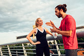frau-die-das-training-mit-personal-trainer-im-freien.jpg?b=1&s=170x170&k=20&c=Su8RDz3bmydyl4aaDPXOBN5sRr_vc0Yb6beanpL8OLM=
