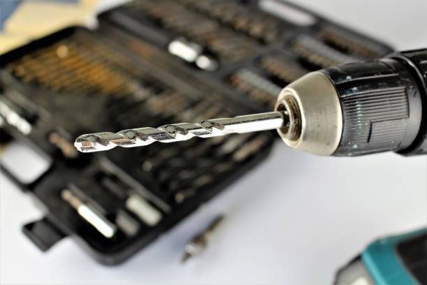 an image of a screwdriver - background blurry - drill bit fotos imagens e fotografias de stock
